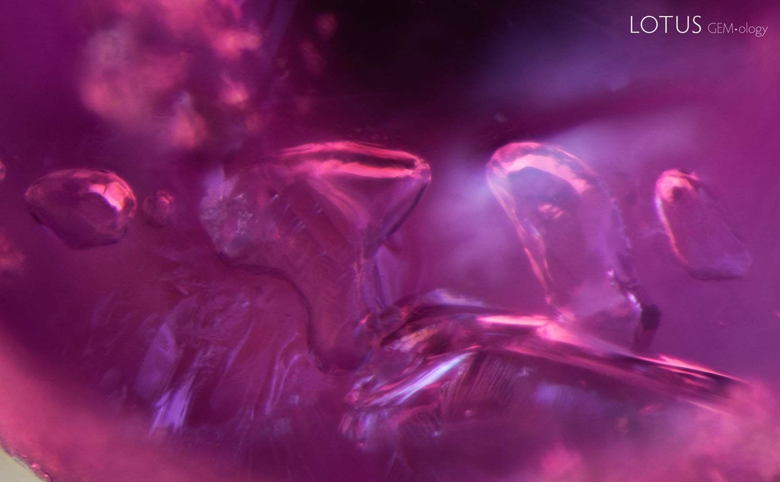 (600°C) A large glassy fissure has formed around the cluster.