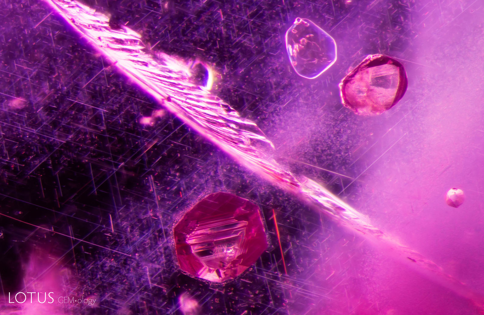 (750°C) The sulfide crystals display subtle fissures at their edges, but the rest of the scene appears unaltered.