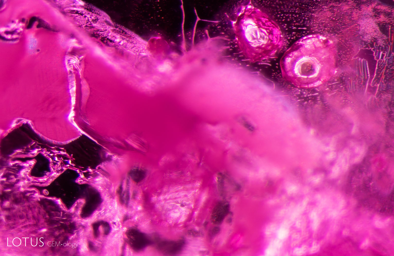 (1500°C) Many fissures have appeared and begun to heal, partially obstructing the view. However, there are notable changes. The sulfide crystal at the top right has developed an immobile gas bubble. In the background, the rutile silk needles have dissolved.