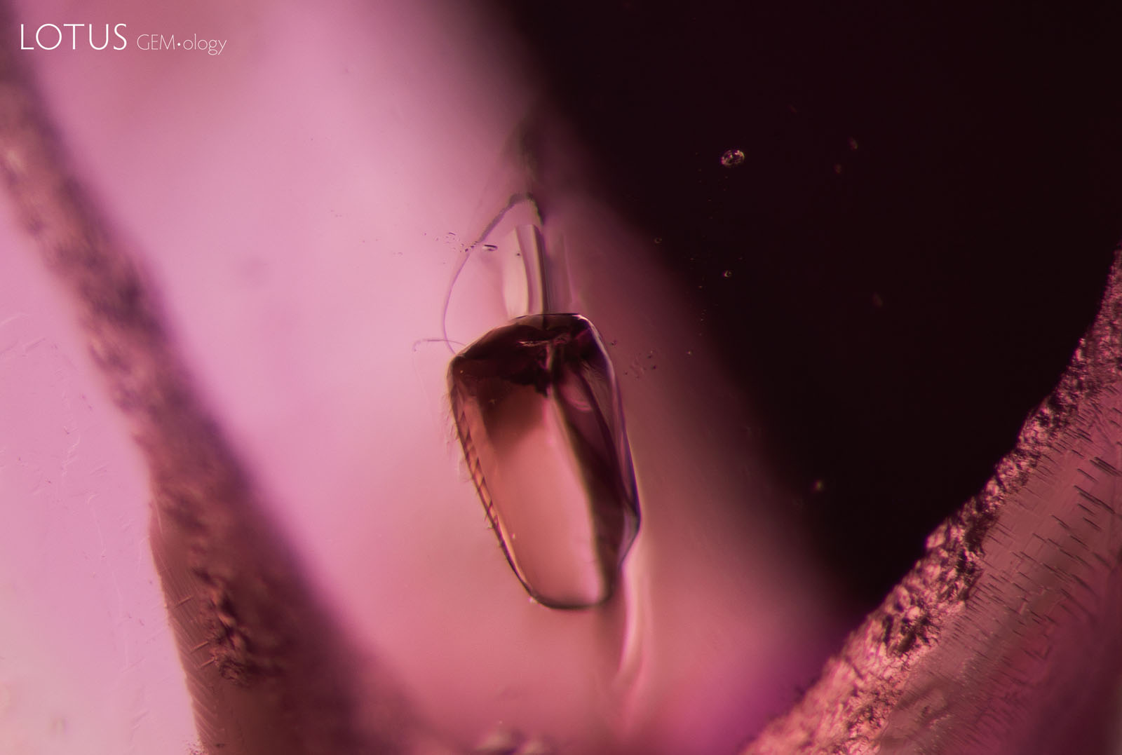 (7200°C) The large crystal has developed a glassy fissure.