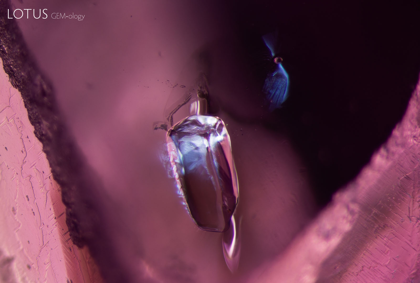 (900°C) The smaller crystal also has a shiny fissure. Diffused fiber-optic illumination has been added to the transmitted light used in the other steps to better highlight the fissures.