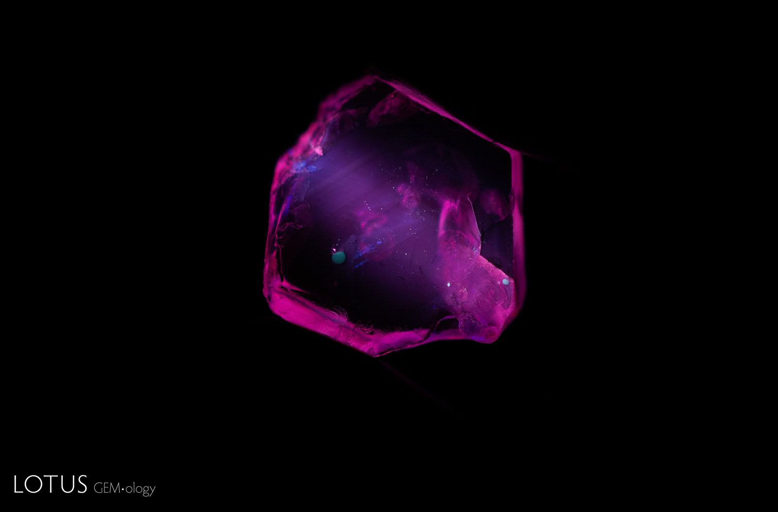 The sample develops a medium chalky fluorescence reaction in short-wave illumination after heating to 1500°C.