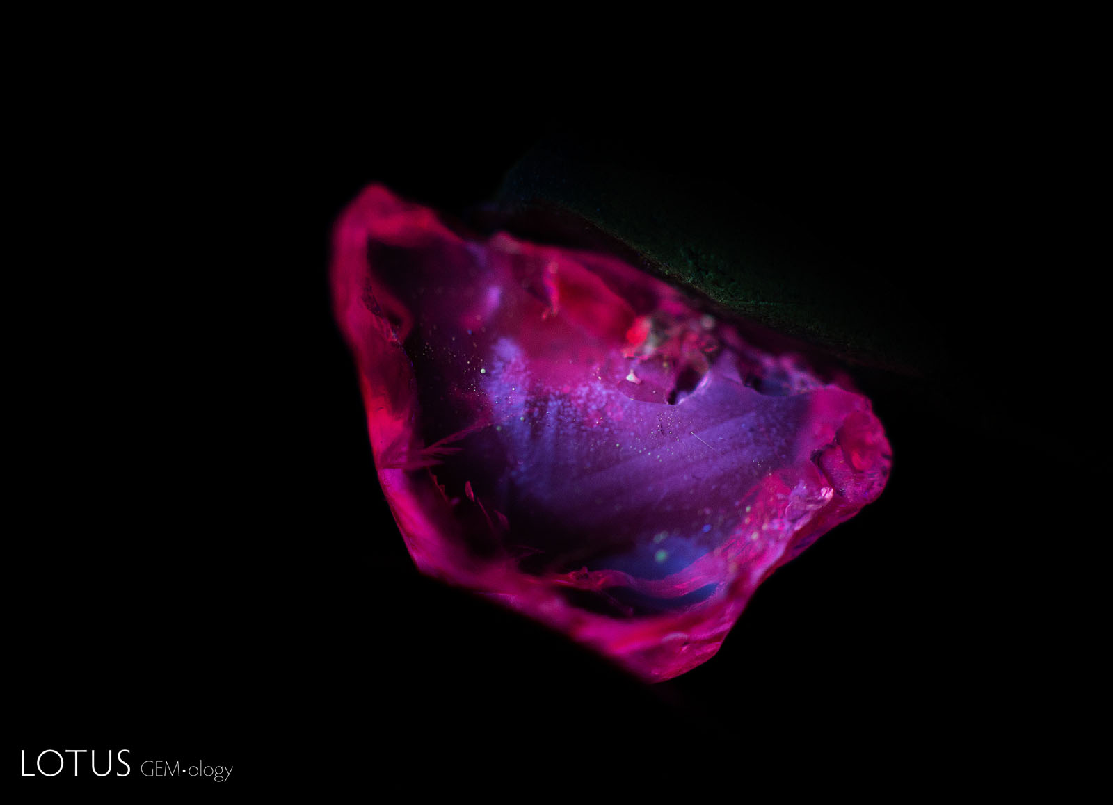 After heating to 1500°C, it displays a zoned chalky fluorescence in short-wave UV.