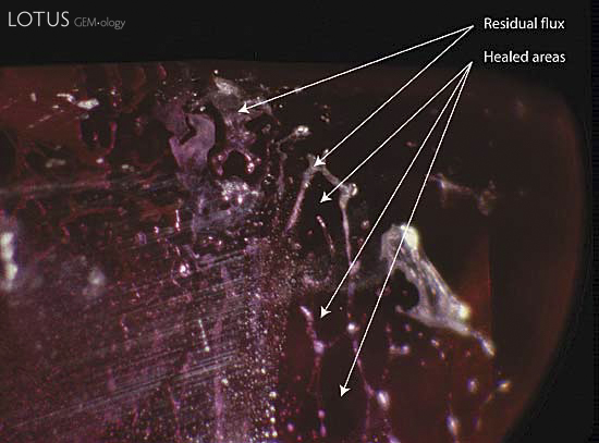 Figure 8. Residual flux Residual flux in a flux-healed fracture within a heat-treated Mong Hsu ruby. The areas (in the plane of the fracture) between the flux-filled channels consist of healed ruby. Photo: R.W. Hughes