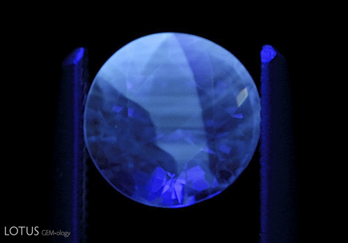 Figure 3. Another example of zoned chalky SW fluorescence in a heat-treated sapphire. Photo: Richard W. Hughes; Nikon D200