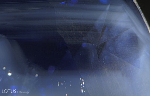 Figure 12. Using fiber-optic illumination with the microscope, the fluorescent patch in the stone from Figure 11 is revealed as a clear area without texture clouds. Photo: Richard W. Hughes; Nikon D200
