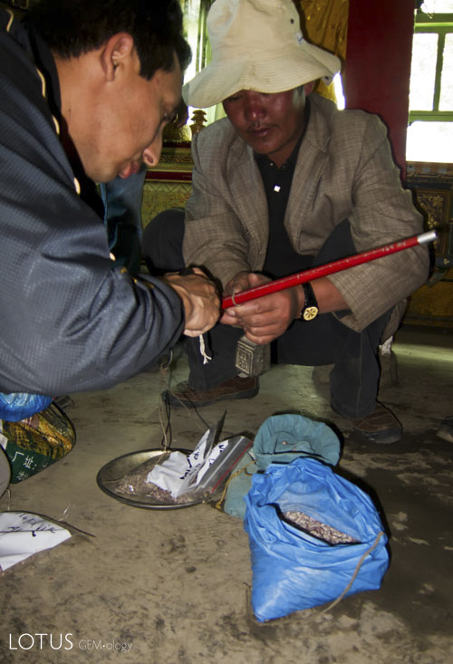 Figure 16. Ahmadjan Abduriyim and a Tibetan gentleman weighing up andesine purchases in Nai Sa village. We were told by the headman of this village that not only had he collected andesine since he was a child, but that his parents and grandparents had done the same. Thus it seems that andesine from Tibet has been collected for several generations. Photo: Richard W. Hughes