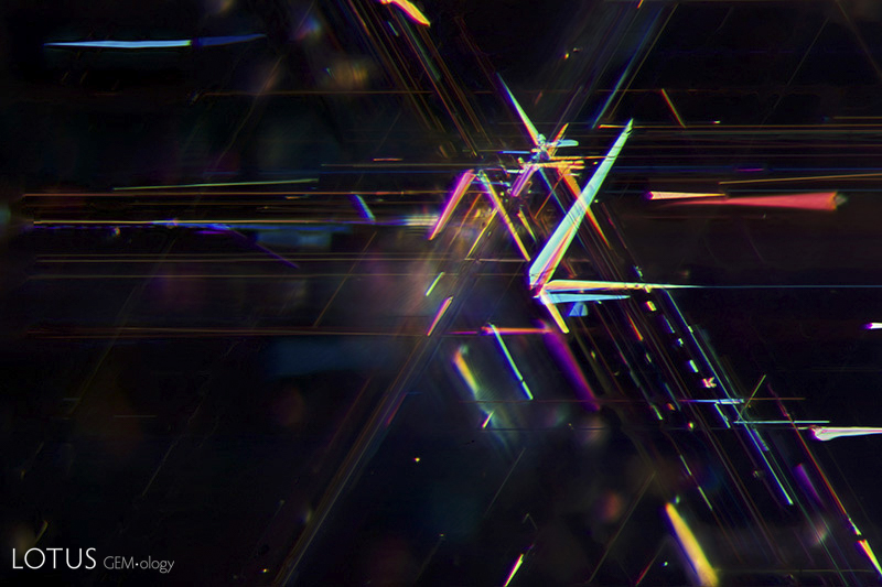Rutile silk in Ceylon sapphire. Oblique fiber-optic dark-field illumination. Photo: Richard W. Hughes