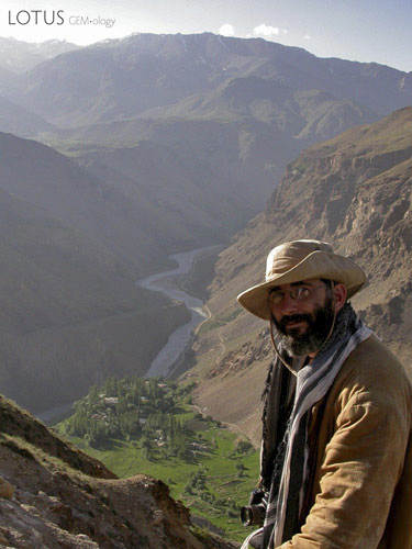 Vince Pardieu, Kuh-i-Lal village and the Panj river (the natural border between Afghanistan and Tajikistan) as seen from the historic spinel mines. Photo: G. Soubiraa, 2006.