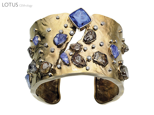 A stunning design from Ginny Dizon, incorporating natural brown and faceted blue tanzanites. A gentle heat treatment turns the brown crystals blue. Photo: Tanzanite Foundation