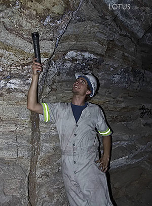 TanzaniteOne's Chief Geologist, Robert Grafen-Greaney, points out the boudins where tanzanite is found. Photo: Richard W. Hughes