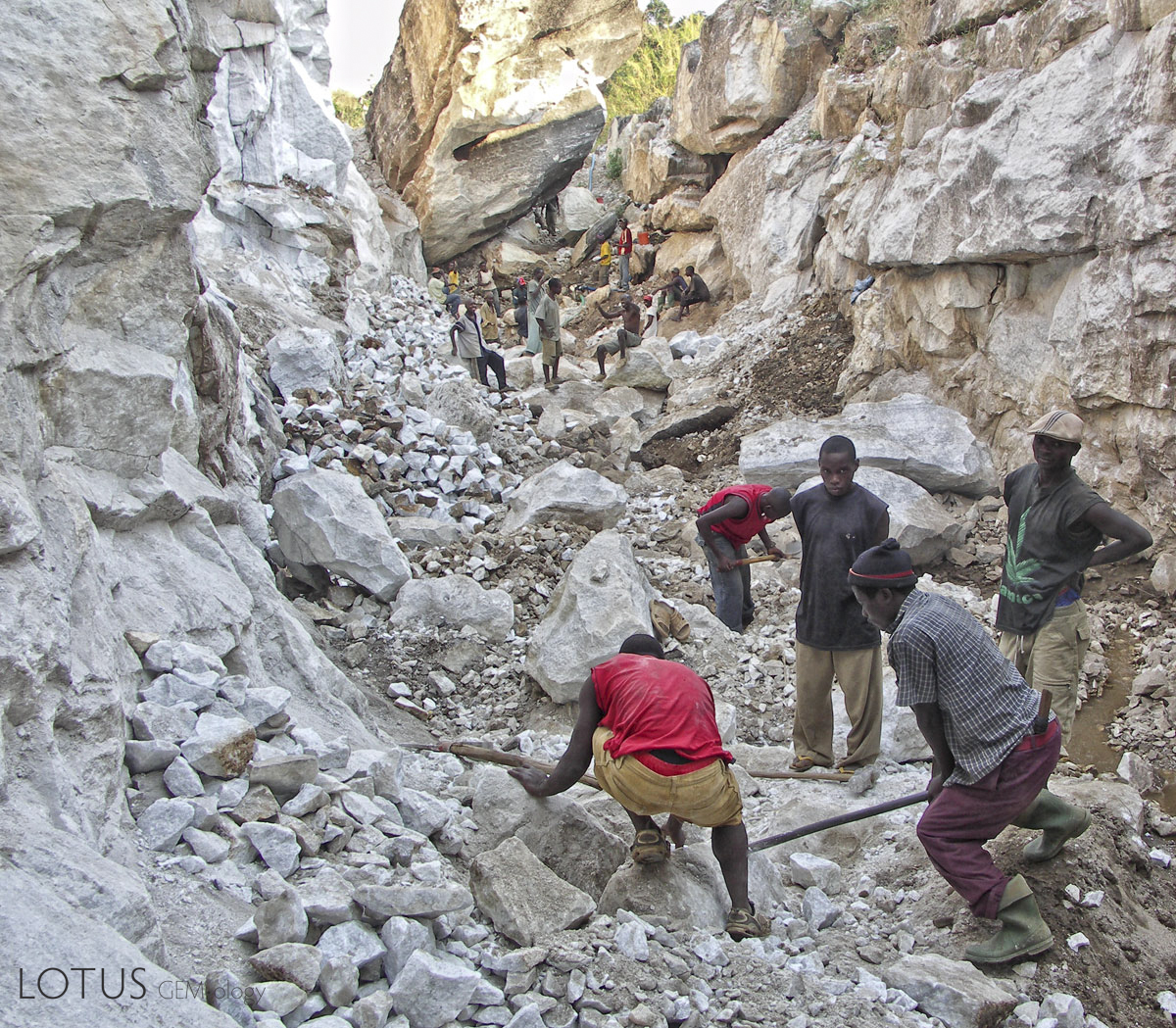 Miners at Ipanko work the spinel-bearing marble. Photo: Vincent Pardieu