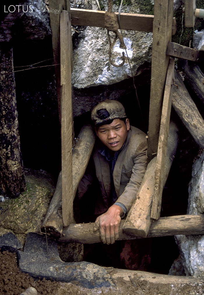 A Kokang Chinese miner emerges from a lu-dwin at Kyauk Saung, near Mogok. Photo: R.W. Hughes