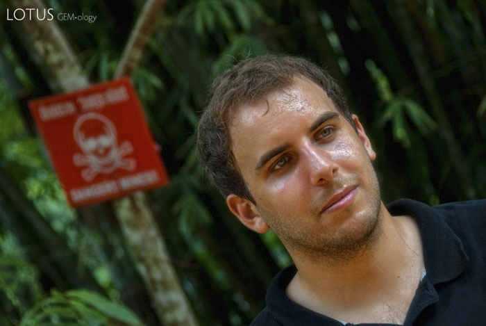 Philippe Ressigeac near the Thai-Cambodian border at Ban Mamuang (บ้านมะม่วง) in Thailand's Trat province. Land mines lie on both sides of the road, remnants from the days of the Vietnamese-Khmer Rouge war. Photo: Richard W. Hughes, April 2009.