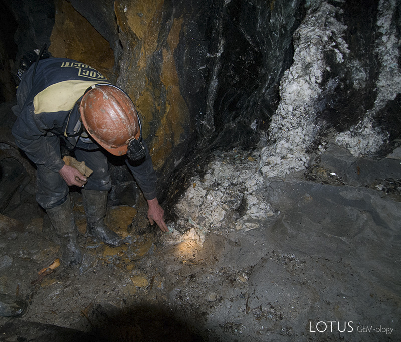 Lotus Gemology Bangkok: At Malysheva, emerald occurs in veins of phlogopite schist. Photo: Richard W. Hughes
