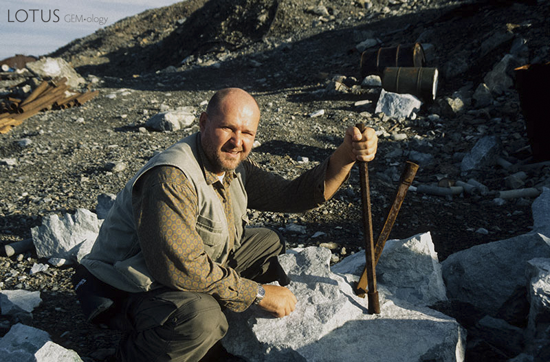 Nickolai Kouznetsov demonstrating how large jadeite blocks are split for transportation at the Polar Urals jade mines
